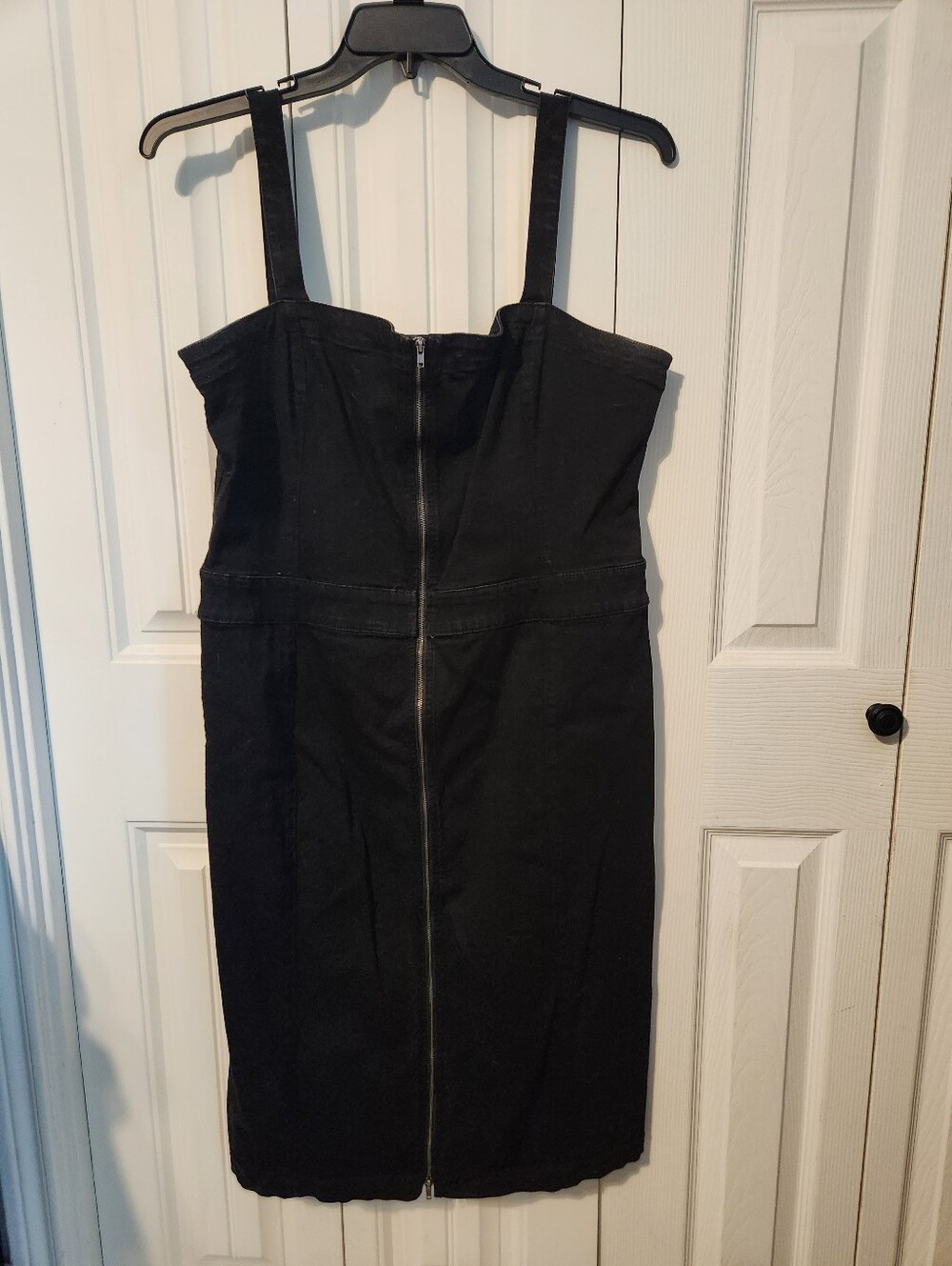 BOLD elements Black Zip-Front Midi Strap Dress